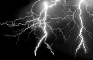 明亮的閃電以鋸齒狀的電能照亮黑暗的天空。 — 夜晚 壁紙
