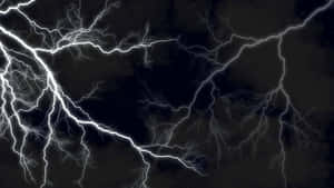 明亮的閃電照亮了黑暗的暴風雨天空。 — 簡約暗黑美學 壁紙