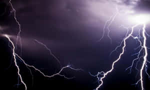 強大的雷擊以紫色色調照亮了黑暗的暴風雨天空。 — 紫色光劍 壁紙