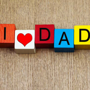 彩色木塊在木面上拼出 I heart DAD — 父親節 壁紙