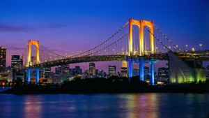 夜晚東京灣上色彩繽紛的彩虹大橋