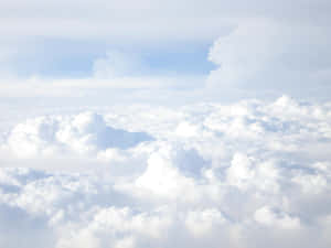 在柔和的藍天下，蓬鬆白雲的寧靜航拍圖。 — 美學雲朵 壁紙