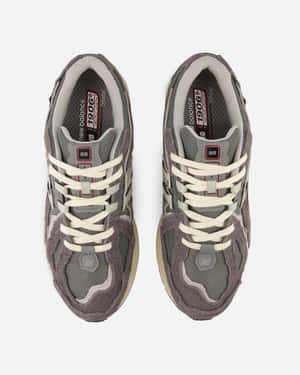 灰色 New Balance 1906S 運動鞋，配有白色鞋帶和米色鞋底，從上方展示。 — 4:5 壁紙