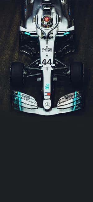從上方俯瞰賽道上的F1賽車。 — iPhone 18 Pro 壁紙