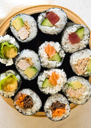 一個裝滿各式壽司卷的竹蒸籠。 — 壽司 壁紙