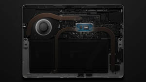 暴露的筆記型電腦內部，顯示 Intel 晶片和冷卻系統。