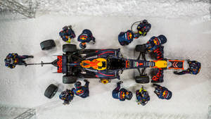 紅牛F1車隊在雪地賽道維修賽車的俯瞰圖