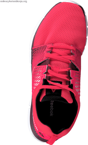 鮮粉紅色 Reebok 跑鞋從上方俯瞰，置於黑色背景上。