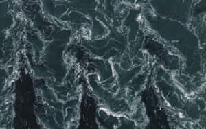 從上方看到的深綠色洶湧海浪與白色泡沫旋轉。 — 玫瑰花 壁紙