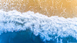 從上方看海浪在沙灘上破碎 — 海洋桌面 壁紙