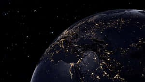 從太空看到的夜晚地球，城市燈光和星星清晰可見。 — 城市燈光 壁紙