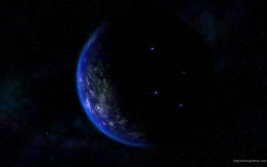 從太空看到的地球，帶有發光的海洋和星空背景 — 世界地球日 壁紙