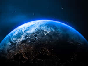 從太空看到的地球，帶有閃爍的城市燈光和星空。 — 夜晚 壁紙