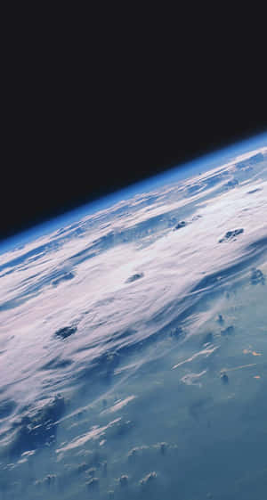 從太空看到的地球，顯示雲層、海洋和黑色天空 — 海景 壁紙