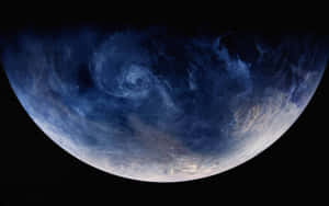 太空中帶有旋轉雲和發光帶的藍色行星。 — 2880x1800 壁紙