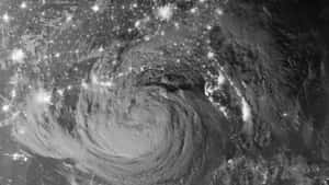 颶風的衛星圖像，陸地上可見城市燈光。 — 宇宙 壁紙