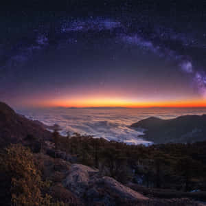 夜晚的山脊，下方有雲，上方有銀河 — 天空 壁紙