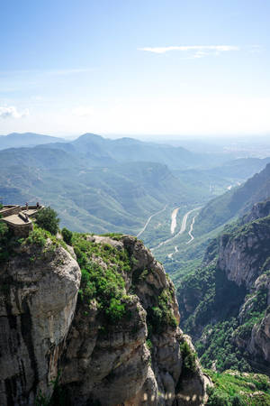 懸崖觀景點，俯瞰蜿蜒河谷與遠山，清澈藍天。 — Huawei MatePad 12 X (2025) 壁紙