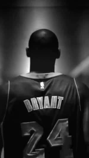 身穿黑白 Bryant 24 球衣的籃球運動員背面視圖。 — 科比· Bryant 壁紙