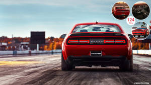 秋天日落時分，紅色 Dodge Challenger 肌肉車在賽道上。 — 道奇挑戰者 壁紙