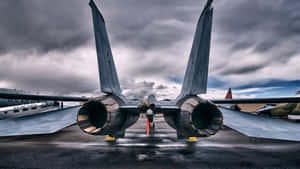 在暴風雨的天空下，濕滑機場上的戰鬥機背面視圖。 — 雲朵 GIF 壁紙