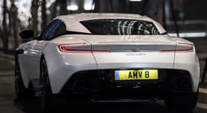 白色Aston Martin跑車夜間停泊，尾燈亮起。 — 奧斯頓馬丁 壁紙