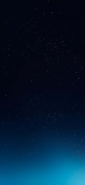 繁星點點的夜空，從深藍色過渡到地平線上的亮藍色。 — iPhone 15 Pro 壁紙