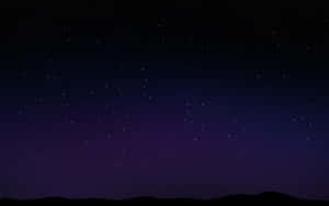深紫色夜空，星星在黑色山丘剪影上方閃爍。 — 夜空 壁紙