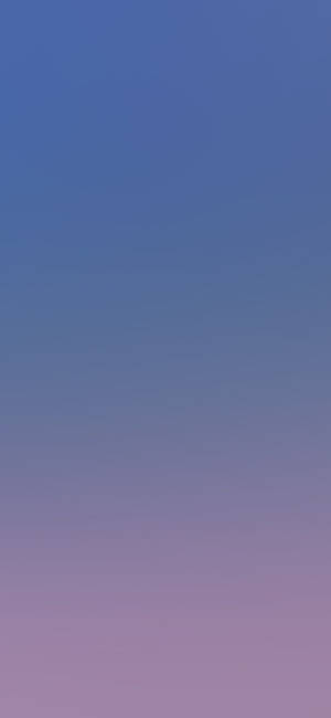 柔和藍色到薰衣草的天空漸變，適合平靜的背景。 — 純色 iPhone 壁紙