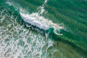 衝浪者在捲曲的海浪上滑行 — 氣球 壁紙