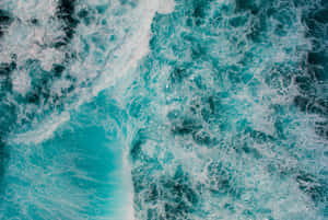 綠松石色的海浪與白色泡沫在空中視角中旋轉。 — 海洋 壁紙