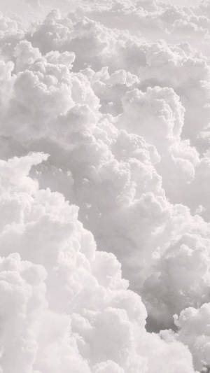 廣闊的蓬鬆白雲，帶有柔和的灰色陰影，營造出寧靜的天空紋理。 — 美學雲朵 壁紙