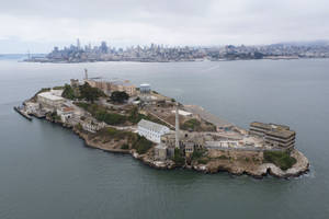 惡魔島監獄建築群，背景為舊金山天際線。 — 水 壁紙