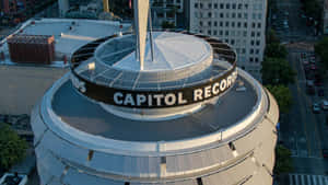日落時從上方觀看的 Capitol Records 大樓，附近有城市交通。 — 華盛頓首都隊 壁紙