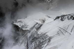 登山者穿越被迷霧籠罩的雪山脊。 — 山脈 壁紙