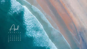 從空中俯瞰海浪與沙灘相遇，帶有四月日曆。 — 四月 壁紙
