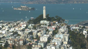 科伊特塔俯瞰舊金山，惡魔島和帆船在海灣中。 — 天際線 壁紙