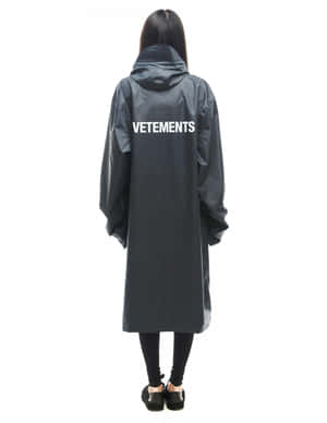 穿著黑色連帽外套，背面有白色VETEMENTS文字的人。 — Vetements 壁紙