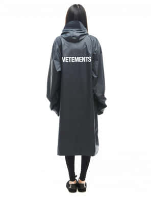 穿著背面有白色VETEMENTS文字的黑色雨衣的人。 — Vetements 壁紙