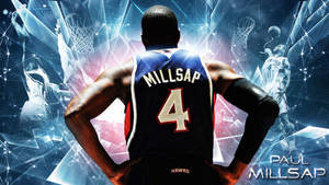 身穿老鷹隊4號球衣的籃球運動員Paul Millsap在發光的未來感場館中雙手叉腰站立。 — 精細 壁紙
