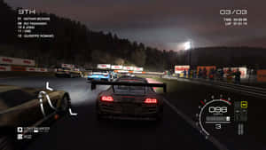 夜間賽車遊戲場景，森林賽道上的汽車和HUD疊加層。 — 賽車計畫 壁紙