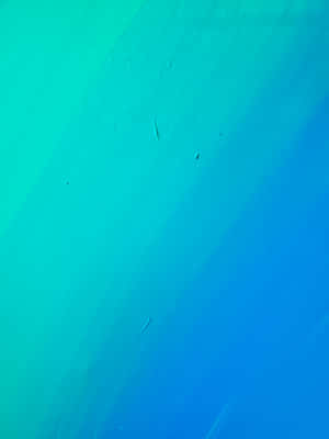 帶有筆觸紋理的抽象青綠色到藍色漸變。 — 2048x2732 壁紙