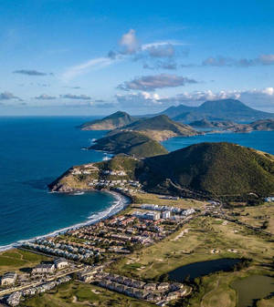 沿海小鎮，擁有高爾夫球場和俯瞰海洋的山巒。 — 海洋 壁紙