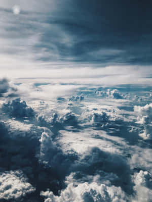 從上方俯瞰，深藍色天空下蓬鬆的白雲。 — 靈性美學 壁紙