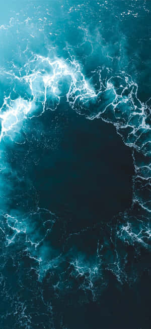 深藍色海水中帶有白色泡沫的圓形波浪圖案。 — 海洋桌面 壁紙