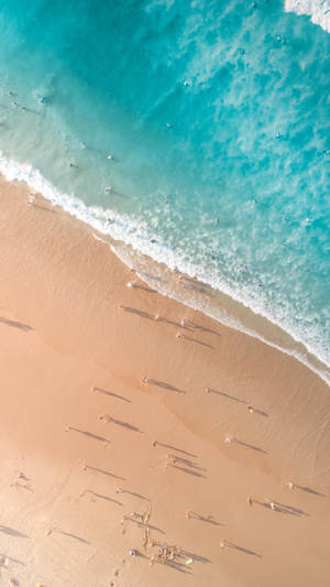 從高空俯瞰金色沙灘上的遊客和碧綠的海浪 — 海灘 壁紙