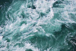 翻騰的碧綠色水流，白色泡沫在動態中旋轉。 — 海洋桌面 壁紙