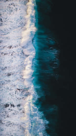 綠松石色海浪拍打深色海洋海岸的航拍照片。 — 攝影 壁紙