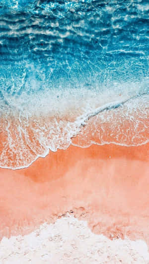 綠松石色的海浪湧向蜜桃色的沙灘。 — 海灘度假 壁紙