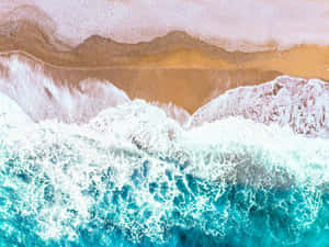 從高空拍攝，藍綠色海浪沖刷沙灘，帶有白色泡沫。 — Twitter 橫幅 壁紙